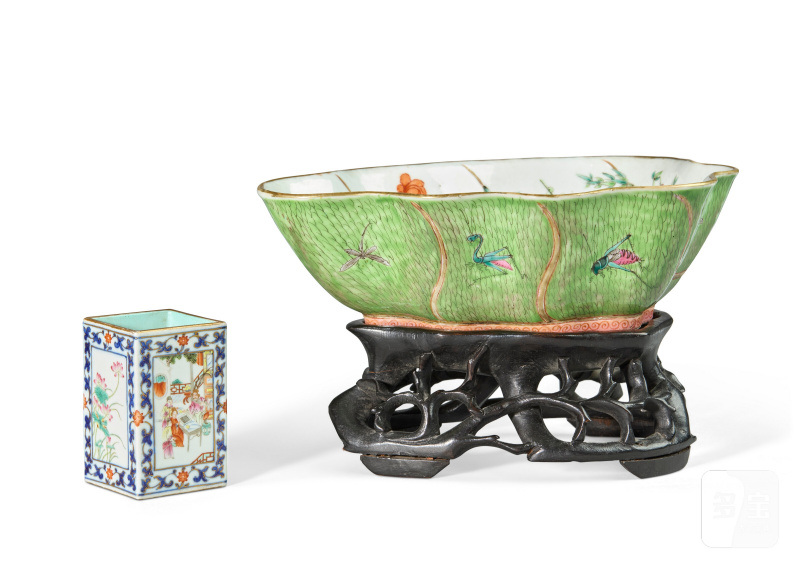 清同治 粉彩荷葉形洗 及 清嘉慶 青花粉彩方筆筒 一組兩件  CHINA, QING DYNASTY, WASHER: TONGZHI SIX-CHARACTER SEAL MARK WITHIN A DOUBLE SQUARE IN IRON-RED AND OF THE PERIOD (1862-1874), BRUSH POT: GUANGXU FOUR-CHARACTER SEAL MARK IN IRON-RED AND OF THE PERIOD (1875-1908)
